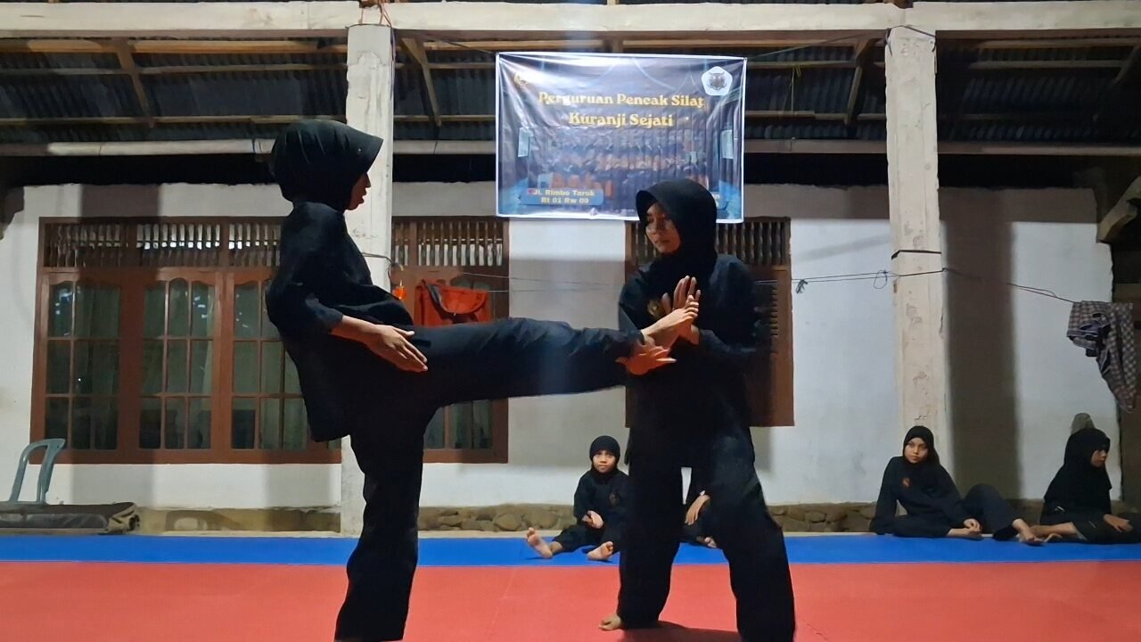 Latihan silat tradisi di Kuranji Sejati